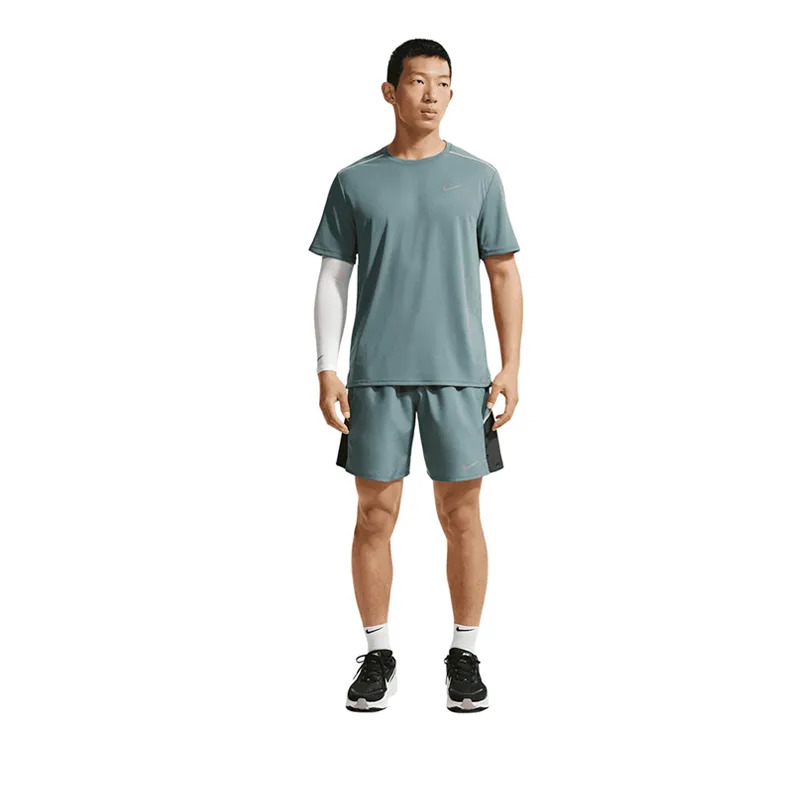 Nike Miler Men's Dri-FIT UV Protection Short-Sleeve Running Top - Green - Gambar 2