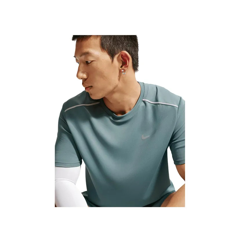 Nike Miler Men's Dri-FIT UV Protection Short-Sleeve Running Top - Green - Gambar 4